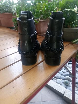 Stivaletti neri Primadonna con catena