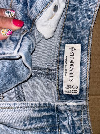 De Bershka, Zara y otras. Camisetas falda pantalón
