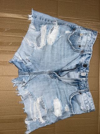 De Bershka, Zara y otras. Camisetas falda pantalón