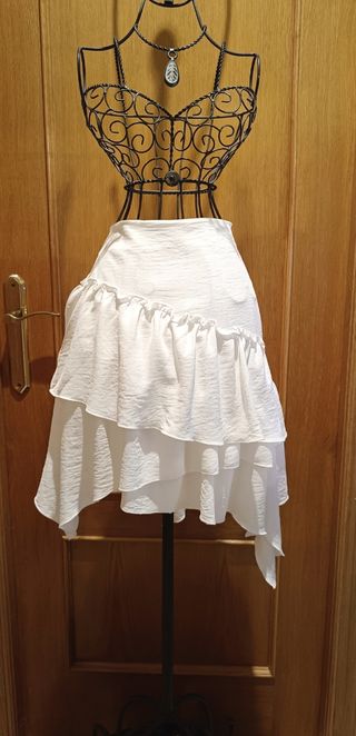 Falda corta blanca con volantes
