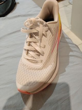 Zapatos tenis blancos rosa y amarillo