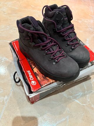 Botas de montaña Chiruca color morado.