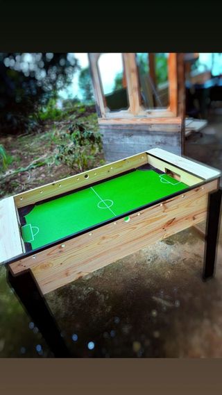 Futbolín de madera maciza tradicional