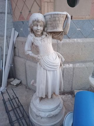 Estatua de niña con cesta para jardín