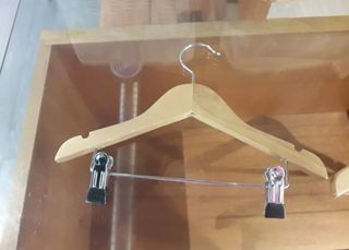 Lote 30 Perchas Madera y Metal
