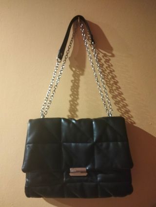 Bolso negro acolchado Stradivarius sin estrenar