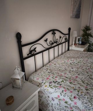 Cabezal de hierro forjado negro y multicolor