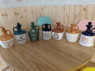 Bottiglie di whisky in ceramica scozzese.