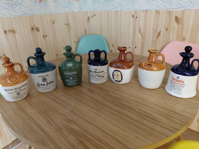 Bottiglie di whisky in ceramica scozzese.