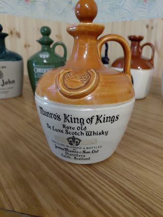 Bottiglie di whisky in ceramica scozzese.