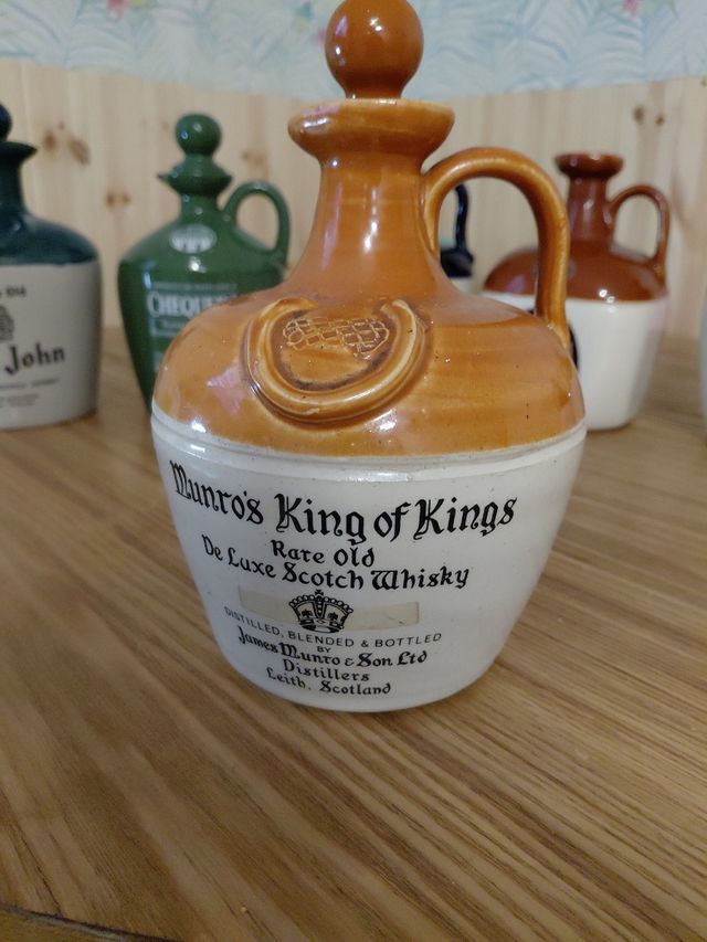 Bottiglie di whisky in ceramica scozzese.