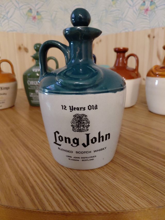 Bottiglie di whisky in ceramica scozzese.