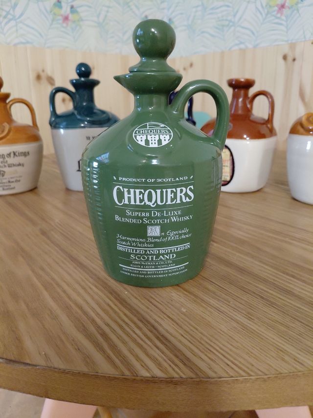 Bottiglie di whisky in ceramica scozzese.