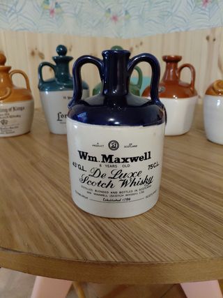 Bottiglie di whisky in ceramica scozzese.