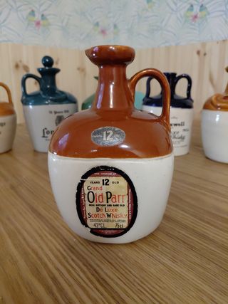 Bottiglie di whisky in ceramica scozzese.