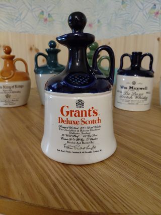 Bottiglie di whisky in ceramica scozzese.