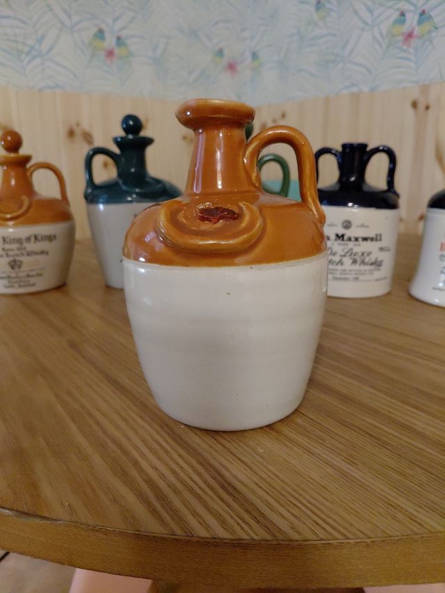 Bottiglie di whisky in ceramica scozzese.