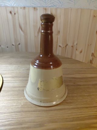 Bottiglie di whisky in ceramica scozzese.