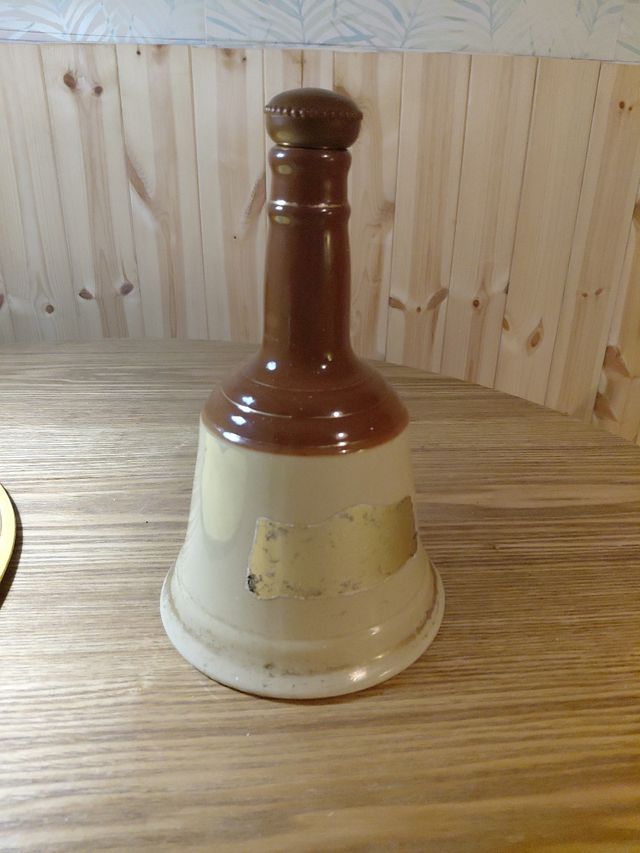 Bottiglie di whisky in ceramica scozzese.