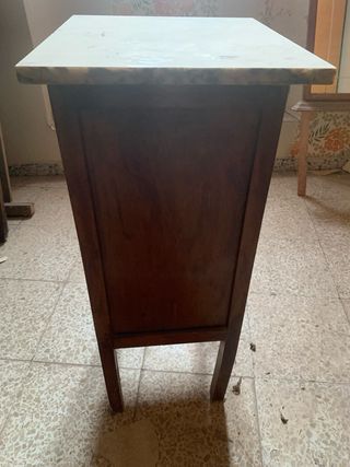 Mesita antigua de madera con tapa de mármol