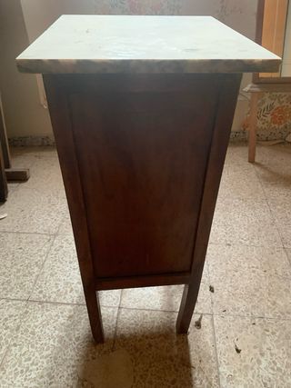 Mesita antigua de madera con tapa de mármol