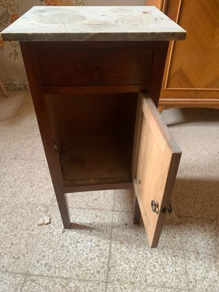 Mesita antigua de madera con tapa de mármol