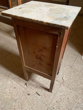 Mesita antigua de madera con tapa de mármol