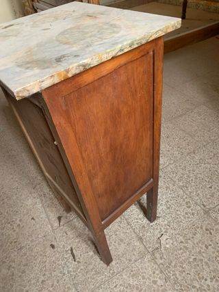 Mesita antigua de madera con tapa de mármol