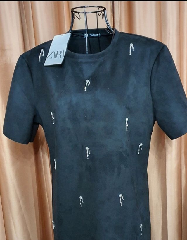 Vestido Zara efecto ante con joyas