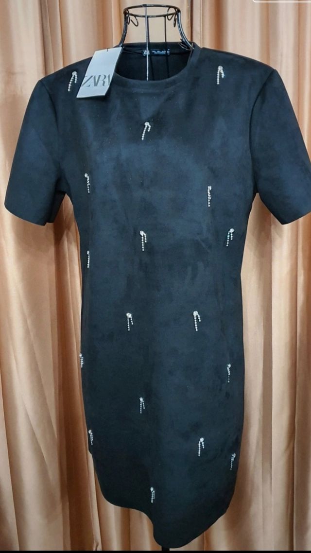 Vestido Zara efecto ante con joyas