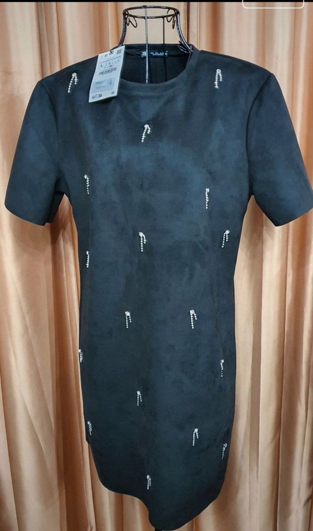 Vestido Zara efecto ante con joyas