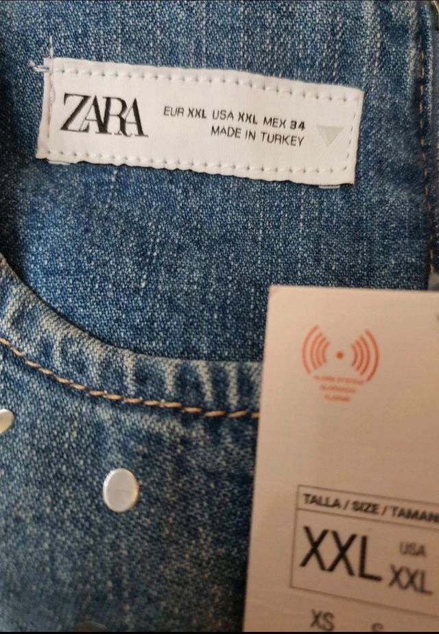 Vestido Zara efecto ante con joyas