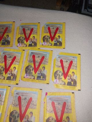 15 cromos V con detalles en esquinas