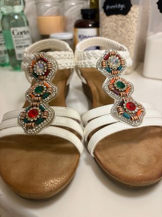 Sandalias blancas adornadas talla 38