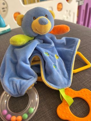 Manta sensorial para bebé con sonajero