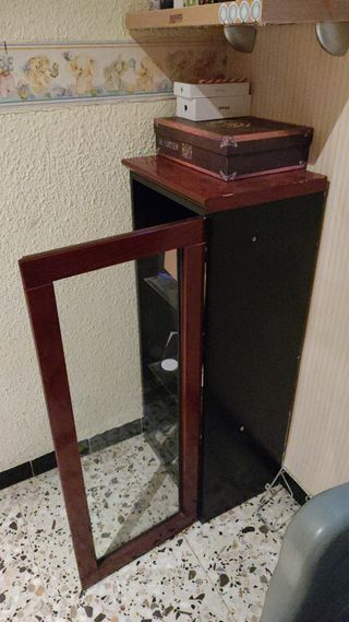 Vitrina de madera y cristal