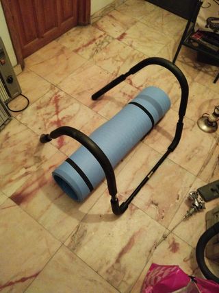 Máquina de abdominales y esterilla acolchada