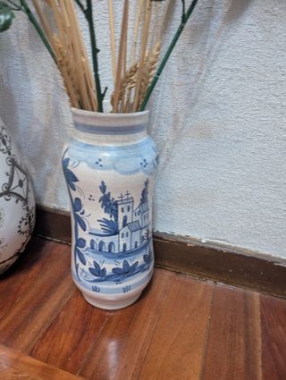 Jarrón de cerámica pintado a mano