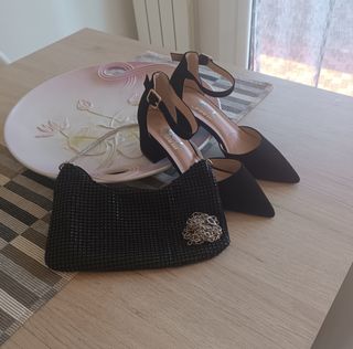Zapatos y bolso de fiesta negros
