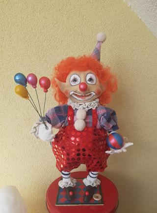 Clown elfo con palloncini e palla