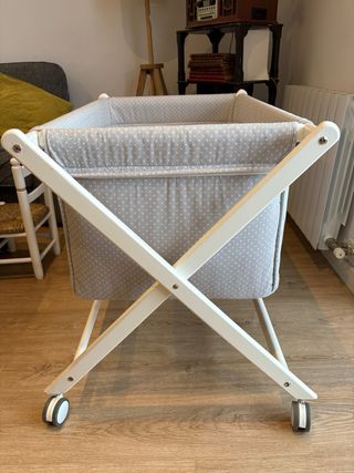 Minicuna bebé gris con topitos