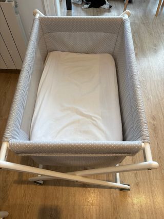 Minicuna bebé gris con topitos