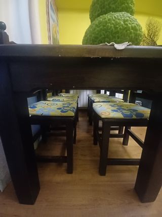 Mesa de comedor de madera y 6 sillas