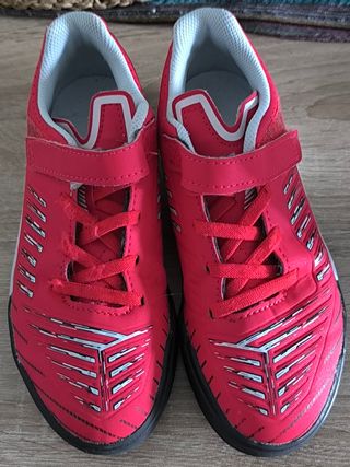 Botas de fútbol  sala para niño.