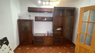 Mueble de salón de madera y cristal