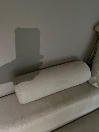 Cojín cilíndrico beige de tela
