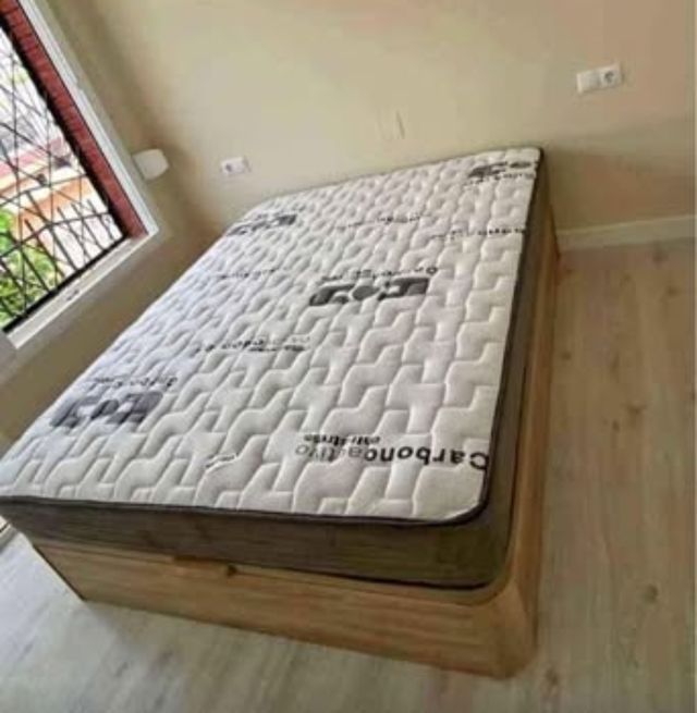 Canapé y colchón blanco