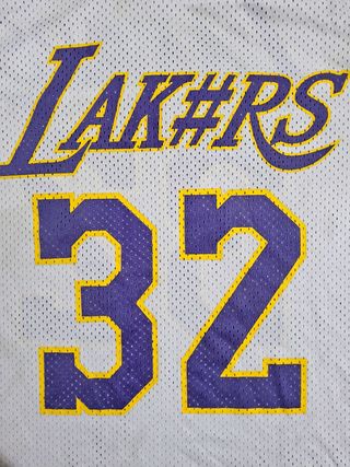 Camiseta con Gorro Lakers 32 como nueva 