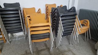 Sedie da bar impilabili (nere e gialle)