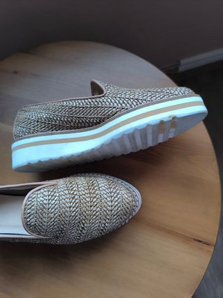 Zapatillas de rafia beige y dorado